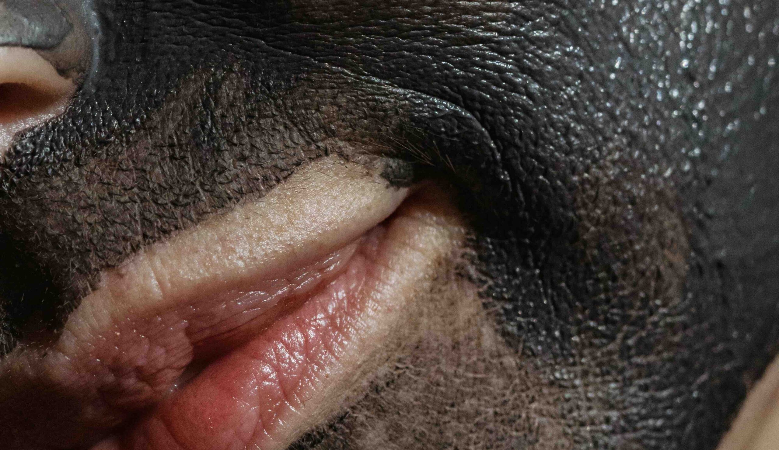 Nahaufnahme einer Frau mit Maske für eine gesunde Haut Nahaufnahme einer Frau mit Maske