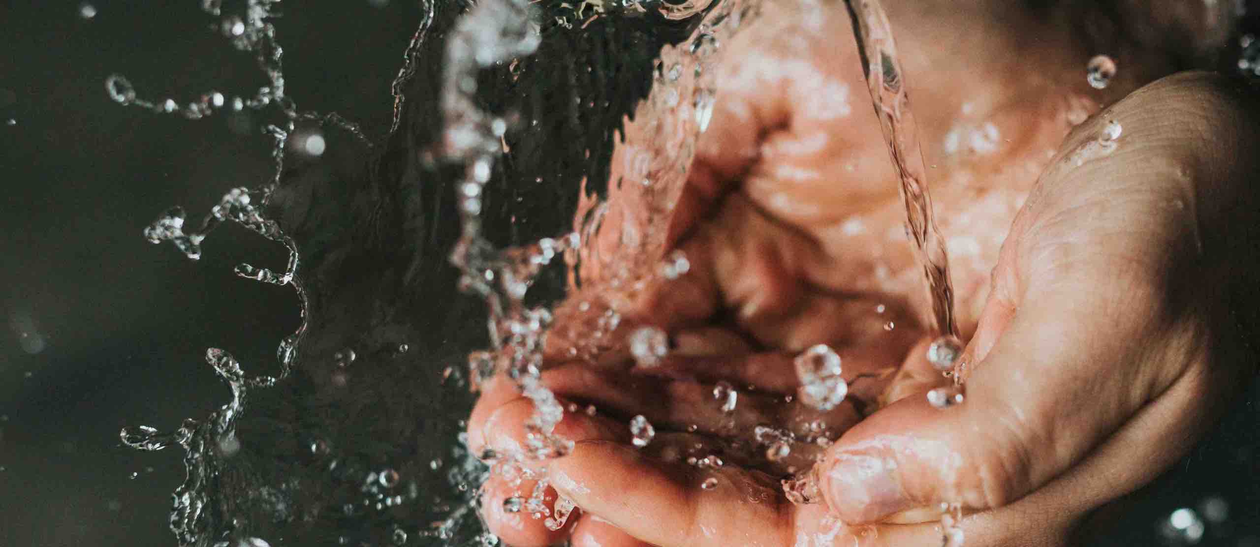 Wasser fällt auf Haende Wasser fällt auf Hände